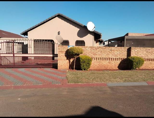 3 BEDROOM HOUSE FOR SALE IN SPRUITVIEW